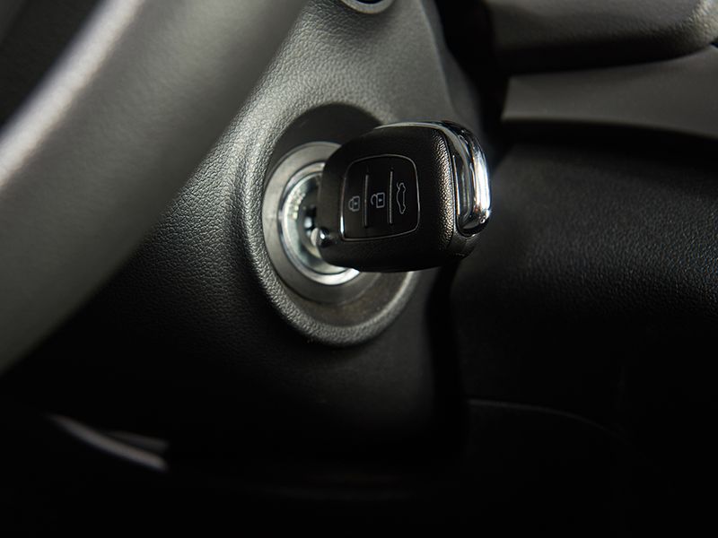 Llave de coche en el motor de arranque.